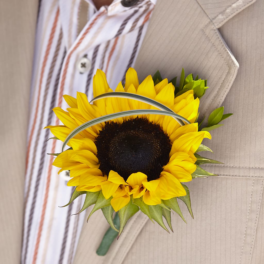 Free Spirit Boutonniere – Flowers That Cliq, La Verne CA